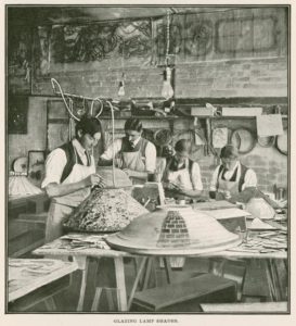 Pracovníci v Tiffany Studios lamp department v roku cca. 1898