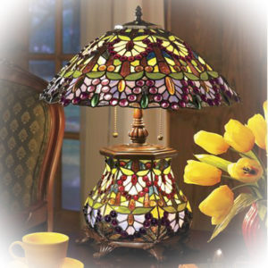 vitrážová lampa tiffany štýl stolová dekoracia s tulipanmi